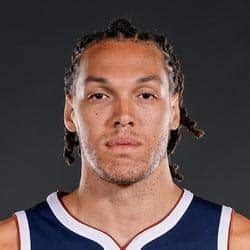 Write informative laconic excerpt under 30 words in mexican spanish for news below. Do not wrap it into quotation marks or html tags. Aaron Gordon tuvo una temporada exitosa con los Nuggets el año pasado, promediando 16.3 puntos, 6.6 rebotes y 3.0 asistencias por juego. Gordon mostró mejoras en su eficiencia de tiro, con un 56.4% de acierto de campo, pero tuvo problemas en los tiros libres con un 60.8% de efectividad. Aunque Gordon tiene un juego completo y versátil, su papel en el equipo podría disminuir con el regreso de Michael Porter Jr. de una lesión y la llegada de nuevos jugadores como Jeff Green.,Aaron Gordon se destacó con los Nuggets el año pasado, pero podría ver reducida su participación con la vuelta de Michael Porter Jr. y la llegada de Jeff Green.