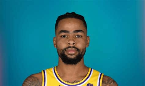 Write informative laconic excerpt under 30 words in mexican spanish for news below. Do not wrap it into quotation marks or html tags. D'Angelo Russell registra una mejora en su eficiencia de tiro durante la temporada pasada, con un promedio del 46.9% en tiros de campo, 39.6% en tiros de tres puntos y 82.9% en tiros libres. - Fuente: Informe estadístico. A pesar de un intercambio de equipos en la mitad de la temporada, Russell mantuvo un rendimiento constante, promediando 17.8 puntos, 6.2 asistencias, 3.0 rebotes y 1.0 robos por partido en 71 juegos. - Fuente: Informe estadístico. Aunque ha tenido algunas dificultades en temporadas anteriores, Russell sigue siendo un jugador confiable en la cancha y ahora tendrá la oportunidad de dirigir la ofensiva de los Lakers. - Fuente: Informe estadístico.,D'Angelo Russell mejora su eficacia de tiro con promedios destacados la temporada pasada. Mantuvo rendimiento constante tras cambio de equipo. Ahora lidera ofensiva de Lakers.