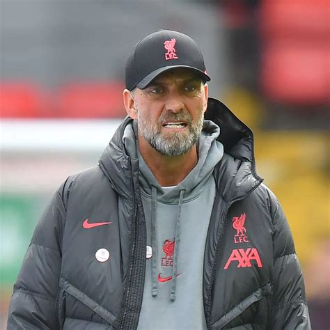 Write informative laconic excerpt under 30 words in mexican spanish for news below. Do not wrap it into quotation marks or html tags. Jürgen Klopp of Liverpool complains to fourth official David Coote during a game in May 2022. Robin Jones/Getty ImagesPremier League referee David Coote has been suspended pending a full investigation after a video was circulated on social media which appeared to show him making disparaging remarks about Liverpool and their former manager Jürgen Klopp.Two clips were posted on an account on X in which Coote is apparently sat on a sofa next to an unidentified male, who asks questions about Liverpool and Klopp.If the video is verified as being genuine, Coote -- who was the referee for Liverpool&apos;s 2-0 win at home to Aston Villa on Saturday -- would appear to have no future as a top-flight referee. There will be no further update from PGMOL, the refereeing body for English football, until the investigation has been completed, but Coote will be unavailable for selection as a referee or a VAR during this time.Coote, 42, has been a Premier League referee since 2018 and took charge of the 2024 Carabao Cup final between Manchester United and Newcastle, He was a FIFA-listed official between 2020 and 2022.While not on a UEFA list as a referee, he has, alongside Stuart Attwell, been a lead VAR and was appointed to Euro 2024.It is unclear when the video was filmed, but there is reference to Coote being fourth official on a Liverpool game earlier in the day and COVID social distancing.When asked about Liverpool&apos;s performance in the game, Coote replies "Liverpool were s---."The referee is then asked about Klopp, to which he responds: "C---, absolute c---."Asked why he has this opinion, Coote adds: "Aside from having a right pop at me when I was reffed them against Burnley in lockdown, then he accused me of lying and then just had a right f---ing pop at me. And I&apos;ve got no interest in speaking to somebody as f---ing arrogant. So I do my best not to speak to him. [James] Milner&apos;s alright."Coote officiated a 1-1 draw for Liverpool at home to Burnley in July 2020What suggests the video was filmed during lockdown is that Coote then shows a picture of him in a mask on the touchline at a Liverpool game, and says: "You can see me there with [a] mask on. COVID, gotta be done. Social distancing, right? We&apos;re 10 metres apart."Coote then adds in another apparent reference to Klopp: "But, oh my God. German c---. F--- me."The individual sat alongside Coote then said: "Long story short, Jürgen Klopp&apos;s a c---, Liverpool are all f---ing bellends. and we hate Scousers."The second, shorter video sees Coote say: "Just to be clear, that f---ing last video can&apos;t go anywhere, seriously."The other person then responds: "He&apos;s a Premier League referee, let&apos;s not f---ing ruin his career. Let&apos;s face it, we&apos;re good blokes but we can&apos;t ruin a bloke&apos;s career, we&apos;re not that bad. Also he&apos;s a f---ing legend. So let&apos;s not ruin his career." ,El árbitro de la Premier League, David Coote, ha sido suspendido por hacer comentarios despectivos sobre Liverpool y Jürgen Klopp en un video.