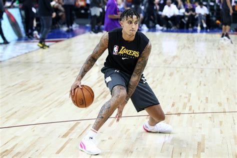 Write informative laconic excerpt under 30 words in mexican spanish for news below. Do not wrap it into quotation marks or html tags. Kyle Kuzma, jugador de los Wizards de la NBA, se destaca por su desempeño ofensivo Kuzma promedió 21.2 puntos, 2.5 triples y 3.7 asistencias la temporada pasada Se espera que Kuzma siga siendo una pieza clave en el equipo de los Wizards para la temporada 2023-24,Kyle Kuzma, destacado en el ataque, promedio 21.2 puntos, 2.5 triples y 3.7 asistencias. Pieza clave esperada en los Wizards para 2023-24.