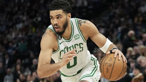 Write informative laconic excerpt under 30 words in mexican spanish for news below. Do not wrap it into quotation marks or html tags. El jugador Jayson Tatum de los Boston Celtics ha mostrado un notable rendimiento durante la temporada regular de la NBA, mejorando sus estadísticas de puntos, rebotes y asistencias por juego cada año. A pesar de la adquisición de Kristaps Porzingis, Tatum seguirá siendo una figura importante en los Celtics, con más tiempo de juego en la posición de alero pequeño. Se espera que Tatum mejore su efectividad en tiros de tres puntos, ya que su porcentaje ha disminuido en las últimas dos temporadas.,Jayson Tatum destaca con Boston Celtics; su rendimiento mejora anualmente. A pesar de Porzingis, será clave en alero; debe trabajar en tiros de tres puntos.