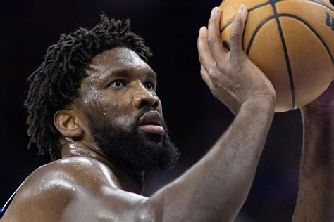 Write informative laconic excerpt under 30 words in mexican spanish for news below. Do not wrap it into quotation marks or html tags. Joel Embiid, jugador de los 76ers de Filadelfia, ha sido nombrado como uno de los mejores jugadores de la NBA en varias temporadas. Embiid lideró la liga en puntos por partido en dos temporadas consecutivas, promediando 33.1 puntos por partido en la última temporada. El jugador ha lidiado con problemas de lesiones en el pasado, pero ha logrado mantenerse relativamente saludable en las últimas temporadas.,Embiid, estrella de los 76ers, destaca en la NBA por liderar en puntos y superar lesiones en temporadas recientes.