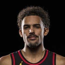 Write informative laconic excerpt under 30 words in mexican spanish for news below. Do not wrap it into quotation marks or html tags. Trae Young, jugador estrella de los Atlanta Hawks, ha sido uno de los mejores jugadores de fantasía de la NBA en las últimas temporadas. A pesar de sus deficiencias defensivas, Young ha logrado promediar más de 25 puntos y 10 asistencias por partido en las últimas dos temporadas. Aunque su eficiencia en tiros ha disminuido en los últimos años, su habilidad para convertir tiros libres y su capacidad para generar puntos y asistencias lo convierten en una selección valiosa en las ligas de fantasía.,La estrella de Atlanta Hawks, Trae Young, es un jugador destacado de fantasía en la NBA, promediando más de 25 puntos y 10 asistencias por partido.