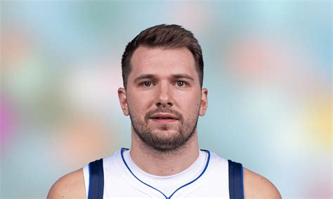 Write informative laconic excerpt under 30 words in mexican spanish for news below. Do not wrap it into quotation marks or html tags. El jugador de baloncesto Luka Doncic ha tenido un rendimiento destacado en las últimas temporadas de la NBA. En la temporada 2022-2023, promedió 32.4 puntos por partido, convirtiendo un 49.6% de sus tiros de campo y logrando 1.4 robos de balón por partido. Fue seleccionado en el primer equipo All-NBA y terminó en el octavo lugar en la votación para el MVP. A pesar de la incorporación de Kyrie Irving al equipo de los Mavericks, el rendimiento de Doncic no se vio afectado de manera significativa. Su estilo de juego heliocéntrico se mantuvo con una tasa de uso del balón del 37.6%. Aunque su porcentaje de tiros libres sigue siendo un punto débil, Doncic es considerado una selección de primera ronda en todas las ligas de fantasía. En su temporada de novato, Doncic promedió 21.2 puntos, 7 rebotes, 6 asistencias y 1 robo de balón, convirtiéndose en el primer novato en lograr esta hazaña. Su versatilidad en la cancha y su capacidad para anotar desde diferentes posiciones lo convirtieron en un jugador valioso para los Mavericks. A pesar de que aún tiene margen de mejora en términos de eficiencia en sus tiros, Doncic es considerado un activo de alto valor en las ligas de fantasía.,Luka Doncic, estrella de los Mavericks, brilló con 32.4 puntos y 1.4 robos por partido en la NBA 2022-2023, siendo All-NBA y octavo en el MVP.