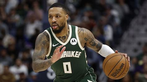 Write informative laconic excerpt under 30 words in mexican spanish for news below. Do not wrap it into quotation marks or html tags. Después de una temporada acortada por lesiones, Damian Lillard fue cambiado a los Bucks en un acuerdo de tres equipos. Lillard, quien tuvo un promedio de 32.2 puntos por partido la temporada pasada, se espera que mantenga una producción de élite con los Bucks como su nuevo base titular. Los Blazers finalmente cumplieron el deseo de Lillard de ser transferido, enviándolo a los Bucks en un acuerdo sorprendente. Lillard ha sido un jugador ofensivo de élite y con su capacidad para crear su propio tiro y encontrar compañeros de equipo para asistencias, se espera que sea una opción 1A junto a Giannis Antetokounmpo en los Bucks.,Damian Lillard se une a los Bucks en un acuerdo sorprendente, se espera que brille como base titular junto a Giannis Antetokounmpo tras una temporada afectada por lesiones.