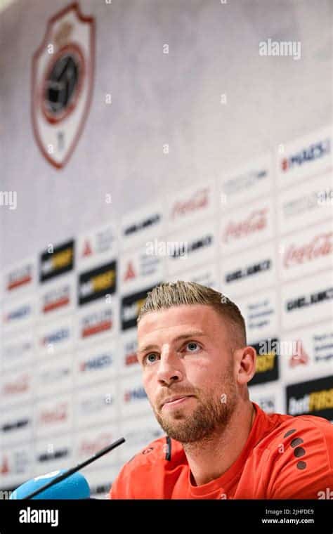 Write informative laconic excerpt under 30 words in mexican spanish for news below. Do not wrap it into quotation marks or html tags. Nov 18, 2024, 09:12 AM ETFormer Belgium and Tottenham Hotspur defender Toby Alderweireld has said that he decided to end his international career after thinking he was "going to die."The 35-year-old Alderweireld, who still plays for Royal Antwerp in the Belgian league, quit international football in March 2023 after winning 127 caps.He was part of the so-called "Golden Generation" of players who finished third at the 2018 World Cup. He also took part in the 2014 and 2022 editions.Toby Alderweireld quit international football in March 2023. TF-Images/Getty ImagesAlderweireld said a first serious warning about his health came after a defeat in a Belgian Cup match against Union Saint-Gilloise."That&apos;s why I quit the Devils," he told Belgian media VRT."I couldn&apos;t sleep that night and went to the club early the next morning to do a strength session," he said. "Before I left, I took a caffeine pill because I don&apos;t like coffee."When I was in the car, my heart suddenly started beating at a rate of a thousand an hour. I thought: I&apos;m going to have a heart attack. I&apos;m done for, I&apos;m never going to see my children again. I pulled over, walked into a furniture store and asked if they could call 911."Some time later, Alderweireld said panic took over him again, this time at night."It turned out that all the stress made my heart pound," he told the broadcaster. "That gave me a panic attack, which made my heart beat even faster. You actually drive yourself crazy. And at a certain point you think you&apos;re going to have a heart attack and die."Alderweireld later underwent medical examinations."We did extreme tests, but everything was okay," he said. "Then I started talking to people and they said it was due to too much stress. Purely a panic attack. Now I still suffer from that sometimes, but I can accept that because I know it&apos;s nothing." ,El ex defensor de Bélgica y Tottenham, Toby Alderweireld, reveló que decidió retirarse del fútbol internacional por salud, temiendo morir durante un partido.