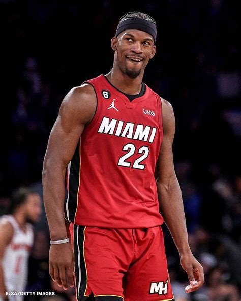 Write informative laconic excerpt under 30 words in mexican spanish for news below. Do not wrap it into quotation marks or html tags. Jimmy Butler se perdió varios partidos durante la temporada regular debido a lesiones. En la temporada 2022-23, Butler promedió 22.9 puntos, 5.9 rebotes, 5.3 asistencias y 1.8 robos por partido en 64 juegos. Butler es una opción segura en fantasía y proporciona producción de calidad en todas las áreas del juego.,Jimmy Butler, de los Miami Heat, destacó en la temporada 2022-23 a pesar de lesiones, promediando 22.9 puntos, 5.9 rebotes, 5.3 asistencias y 1.8 robos en 64 juegos. Es jugador confiable en fantasía.