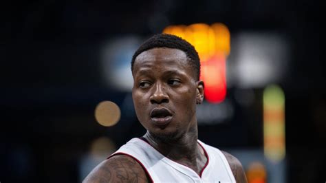 Write informative laconic excerpt under 30 words in mexican spanish for news below. Do not wrap it into quotation marks or html tags. El jugador de baloncesto Terry Rozier tuvo una sólida temporada en Charlotte, promediando 21.1 puntos y 5.1 asistencias por partido. A pesar del récord de 27-55 de los Hornets, Rozier tuvo varias actuaciones impresionantes, incluyendo un juego de 39 puntos en enero. Rozier tendrá la oportunidad de seguir creciendo y destacando en un equipo joven y talentoso en la próxima temporada.,El basquetbolista Terry Rozier destacó en Charlotte promediando 21.1 puntos y 5.1 asistencias por partido. A pesar del récord de los Hornets, tuvo actuaciones impresionantes.