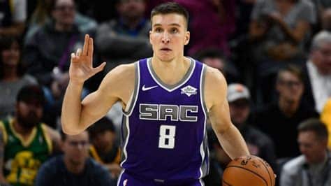 Write informative laconic excerpt under 30 words in mexican spanish for news below. Do not wrap it into quotation marks or html tags. Bogdan Bogdanovic se enfrenta a dificultades para alcanzar su verdadero potencial en fantasy debido a la falta de minutos y uso en los Hawks de Atlanta. Bogdanovic ha tenido un desempeño sólido a lo largo de su carrera, pero tiene que competir con jugadores como Trae Young y Dejounte Murray por minutos y posesiones en Atlanta. En temporadas pasadas, Bogdanovic ha mostrado destellos de su potencial cuando ha comenzado como titular, pero en general ha tenido un papel más limitado desde el banquillo.,Bogdan Bogdanovic lucha por destacar en fantasy con los Hawks de Atlanta debido a la competencia por minutos con Young y Murray.