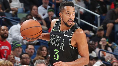 Write informative laconic excerpt under 30 words in mexican spanish for news below. Do not wrap it into quotation marks or html tags. CJ McCollum, jugador de los Pelicans, se ha establecido como un líder veterano en el equipo y promedia 20.9 puntos, 5.7 asistencias y 4.4 rebotes por juego en la temporada 2022-23. McCollum es considerado uno de los escoltas más consistentes de la liga, habiendo promediado al menos 20 puntos por juego en cada una de las últimas ocho temporadas. A pesar de ser la tercera opción en el equipo detrás de Brandon Ingram y Zion Williamson, McCollum ha demostrado ser capaz de asumir un papel importante cuando es necesario y se espera que mantenga su producción en la temporada 2023-24.,CJ McCollum, líder veterano de los Pelicans, promedia 20.9 puntos, 5.7 asistencias y 4.4 rebotes por juego. Consistente escolta de la liga.