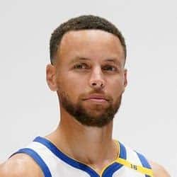 Write informative laconic excerpt under 30 words in mexican spanish for news below. Do not wrap it into quotation marks or html tags. Stephen Curry termina la temporada 2022-23 con números de MVP y es nombrado en el segundo equipo All-NBA a pesar de perderse tiempo debido a lesiones en el hombro y la rodilla. A pesar de las preocupaciones sobre su edad y lesiones, Curry sigue siendo una selección de primera ronda en los drafts de fantasía y se espera que sea uno de los mejores jugadores de los Warriors a pesar de los cambios en el equipo. Curry se ha establecido como uno de los mejores jugadores de fantasía en los últimos años y ha demostrado en los playoffs que sigue siendo uno de los mejores jugadores de la liga.,Curry brilla en la temporada, aunque con lesiones, sigue siendo un destacado en los drafts de fantasía y líder de los Warriors.