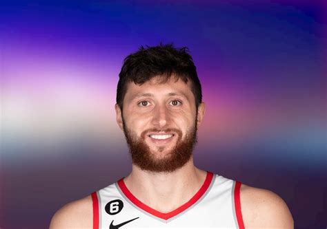 Write informative laconic excerpt under 30 words in mexican spanish for news below. Do not wrap it into quotation marks or html tags. Jusuf Nurkic podría ser un buen fichaje en rondas tardías de los drafts de fantasía de la NBA. A pesar de las lesiones y de su bajo rendimiento en las últimas temporadas, Nurkic aún tiene potencial como centro titular de los Suns. La llegada de Damian Lillard a Milwaukee y el intercambio que llevó a Deandre Ayton a los Trail Blazers podría afectar el valor fantástico de Jusuf Nurkic, pero se espera que comience la temporada como el centro titular de los Suns. Nurkic tuvo una temporada sólida en 2022-23, promediando 13.3 puntos, 9.1 rebotes, 2.9 asistencias, 0.8 robos y 0.8 bloqueos por partido. Sin embargo, su valor fantástico ha sido afectado por las lesiones y su rendimiento inconsistente en las últimas temporadas.,Jusuf Nurkic: potencial fichaje de fantasía de la NBA. Lesiones y bajo rendimiento pasados, pero aún valioso para los Suns como centro titular. Expectativas ante cambios en equipos rivales.