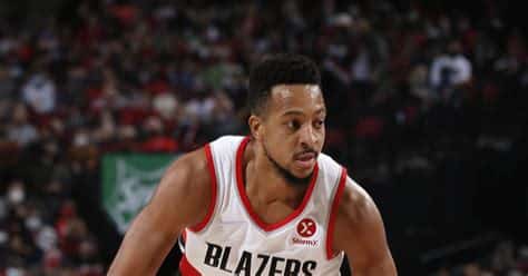 Write informative laconic excerpt under 30 words in mexican spanish for news below. Do not wrap it into quotation marks or html tags. CJ McCollum emerges as a leader for the Pelicans with solid numbers and durability McCollum traded from Trail Blazers to Pelicans, thrives with new team McCollum's consistency and production make him a reliable fantasy option,CJ McCollum destaca como líder de los Pelicans con números sólidos y durabilidad tras ser cambiado de los Trail Blazers. Una opción fiable en fantasía.