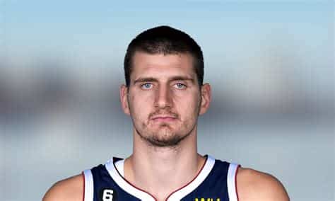 Write informative laconic excerpt under 30 words in mexican spanish for news below. Do not wrap it into quotation marks or html tags. Nikola Jokic, jugador de los Nuggets de Denver, fue nombrado MVP de las Finales de la NBA en la temporada 2022-23. Es la tercera temporada consecutiva en la que Jokic se posiciona como el mejor jugador de fantasía en ocho categorías. Jokic promedió 24.5 puntos, 11.8 rebotes y 9.8 asistencias por juego, liderando a la liga en triples-dobles con 29.,Nikola Jokic, MVP de las Finales de la NBA 2022-23 con cifras impresionantes en puntos, rebotes y asistencias, dominó con triples-dobles históricos.