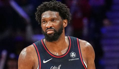 Write informative laconic excerpt under 30 words in mexican spanish for news below. Do not wrap it into quotation marks or html tags. Joel Embiid, jugador de los 76ers de Filadelfia, lideró la NBA en puntos por partido la temporada pasada con 33.1 puntos por partido, convirtiéndose en el mejor centro de dos vías de la liga. Embiid fue uno de los finalistas para el premio de Jugador Más Valioso (MVP) y fue seleccionado en el segundo equipo All-NBA. A pesar de su historial de lesiones, Embiid ha sido relativamente saludable en las últimas dos temporadas, jugando 68 y 66 juegos respectivamente.,Joel Embiid, de los 76ers de Filadelfia, lideró la NBA en puntos por partido la temporada pasada con 33.1. MVP finalista y seleccionado en el segundo equipo All-NBA.