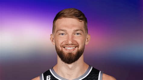 Write informative laconic excerpt under 30 words in mexican spanish for news below. Do not wrap it into quotation marks or html tags. Domantas Sabonis fue un pilar de consistencia durante la temporada 2022-23, promediando 19.1 puntos, 12.3 rebotes y 7.3 asistencias por partido. Jugó 79 partidos y ayudó a los Kings a llegar a los playoffs por primera vez desde la temporada 2005-06. A pesar de sus bajas cifras defensivas, la capacidad de Sabonis para repartir asistencias desde la posición de centro, junto con sus números elite en rebotes, lo convierten en una elección segura en la segunda ronda del draft de fantasía.,Sabonis, líder en puntos, rebotes y asistencias, llevó a los Kings a los playoffs por primera vez en 17 años. Perfecto para el draft de fantasía.