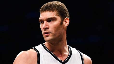 Write informative laconic excerpt under 30 words in mexican spanish for news below. Do not wrap it into quotation marks or html tags. Brook Lopez tuvo una destacada temporada en la NBA en 2022-24, promediando 15.9 puntos, 6.7 rebotes, 1.3 asistencias y 2.5 bloqueos por partido. Fue finalista en la votación de Jugador Defensivo del Año, tras registrar un récord personal de 2.5 bloqueos por partido. Su porcentaje de triples (37.4%) fue el más alto de su carrera, mientras que su porcentaje de tiros de campo (53.1%) fue el más alto en casi una década.,Brook Lopez brilló en la NBA 2022-24 con promedios destacados y finalista al Jugador Defensivo del Año. Mejores porcentajes de triples y tiros de su carrera.