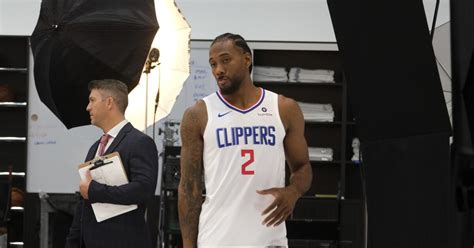 Write informative laconic excerpt under 30 words in mexican spanish for news below. Do not wrap it into quotation marks or html tags. Kawhi Leonard de los Clippers continúa luchando contra lesiones y su valor fantasy está limitado debido a su historial de lesiones y estrategia de carga de trabajo Leonard se perdió toda la temporada 2021-22 debido a una lesión en el ligamento cruzado anterior y solo jugó 52 juegos en la temporada 2022-23 debido a la gestión de carga de trabajo A pesar de su producción cuando está saludable, Leonard es considerado un riesgo en fantasy debido a su historial de lesiones y la incertidumbre sobre su disponibilidad para jugar juegos completos,Kawhi Leonard, de los Clippers, enfrenta limitaciones en su valor fantasy por lesiones y gestión de carga de trabajo, siendo considerado un riesgo para los juegos completos.