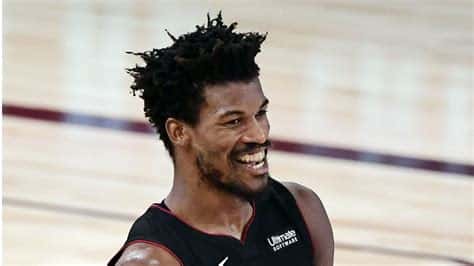 Write informative laconic excerpt under 30 words in mexican spanish for news below. Do not wrap it into quotation marks or html tags. Jimmy Butler tuvo una temporada regular estelar en la NBA, promediando 22.9 puntos, 5.9 rebotes, 5.3 asistencias y 1.8 robos por partido en 64 juegos. Butler tuvo problemas de lesiones durante la temporada, perdiéndose un total de 15 juegos. A pesar de sus lesiones, Butler fue una pieza clave en el éxito de su equipo y fue reconocido como uno de los jugadores más productivos de la liga.,Jimmy Butler brilló en la NBA con 22.9 puntos, 5.9 rebotes, 5.3 asistencias y 1.8 robos por partido en 64 juegos, a pesar de perderse 15 por lesiones.