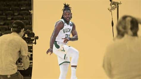 Write informative laconic excerpt under 30 words in mexican spanish for news below. Do not wrap it into quotation marks or html tags. Jrue Holiday ha tenido una destacada carrera en la NBA, con una producción sólida en puntos, rebotes, asistencias y robos de balón. Holiday ha mejorado en porcentaje de tiros libres, rebotes y triples, lo que agrega valor a su perfil en fantasy. A pesar de su edad, Holiday sigue siendo uno de los mejores jugadores en ambos lados de la cancha, demostrado por su inclusión en los equipos defensivos de la liga.,Jrue Holiday, destacado en la NBA por su versatilidad en puntos, rebotes, asistencias y robos. Mejora en tiros libres, rebotes y triples. Honor defensivo.