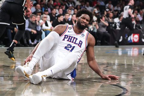 Write informative laconic excerpt under 30 words in mexican spanish for news below. Do not wrap it into quotation marks or html tags. El jugador de baloncesto Joel Embiid fue nombrado el MVP de la NBA en la temporada 2022-23. Embiid lideró la liga en puntos por partido (33.1) y registró promedios de 10.2 rebotes, 4.2 asistencias, 1.7 bloqueos y 1.0 robos por partido. El centro de los 76ers de Filadelfia se convirtió en el mejor centro de dos vías de la liga y está considerado como uno de los favoritos para el premio MVP en la próxima temporada.,Joel Embiid, MVP NBA 2022-23. Líder en puntos, rebotes, asistencias, bloqueos y robos. Mejor centro de dos vías y favorito para próximo premio.