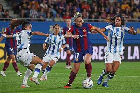 Write informative laconic excerpt under 30 words in mexican spanish for news below. Do not wrap it into quotation marks or html tags. playAlexia Putellas joins an elite list at Barcelona (0:42)Alexia Putellas becomes only the third player in club history to reach 200 goals for Barcelona. (0:42)Nov 25, 2024, 05:25 AM ETBarcelona midfielder Alexia Putellas has been ruled out for around three weeks with a calf injury, the Catalan club have confirmed.The 30-year-old has subsequently withdrawn from the Spain squad for the world champions&apos; upcoming friendlies against South Korea and France.She will also miss Barça&apos;s games against Real Betis, Hammarby and Valencia, but there is hope she will be back for the potentially key Champions League game against Manchester City on Dec. 18.Barça were beaten by the English side when the teams met in October and will likely have to win the match at the Olympic Stadium if they want to progress to the quarterfinals as group winners.The setback comes just as Putellas was beginning to rediscover her best form following an ACL injury which sidelined her for the majority of the 2022-23 season.The two-time Ballon d&apos;Or winner spent last year returning to full fitness, but she had started the campaign in stellar form under new coach Pere Romeu.She has already scored 10 goals this season and set up five more from midfield, with last week&apos;s strike against St. Pölten in the Champions League her 200th for the club. ,La centrocampista del Barcelona, Alexia Putellas, se perderá alrededor de tres semanas debido a una lesión en la pantorrilla.