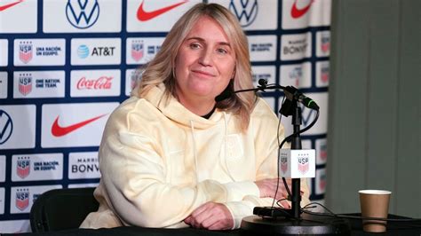 Write informative laconic excerpt under 30 words in mexican spanish for news below. Do not wrap it into quotation marks or html tags. playHayes insists on USWNT trying British desserts on Thanksgiving (0:36)Emma Hayes speaks about her excitement for her first Thanksgiving in 10 years. (0:36)United States women&apos;s national team coach Emma Hayes said on Monday that she was "unwell" before taking on her new role, but experiences so far have helped her get her "mojo back."After the USWNT&apos;s historic collapse at the 2023 World Cup in the round of 16, Hayes has moved the team past defeat with a gold medal at the 2024 Olympics and a new-look rebuild.For Hayes&apos; career, it has been a turnaround as well. After leaving Chelsea in 2024 following12 years and five straight WSL titles, Hayes was awarded her first Ballon d&apos;Or Coach of the Year award last month."I feel like I&apos;ve got my mojo back and my smile back and joy back that I didn&apos;t realize how much I&apos;d lost in that," Hayes told a news conference on Monday at a pub in Camden, London, adding that the stress of the Chelsea job affected her health."I definitely didn&apos;t feel healthy at the end. I felt as you felt quite unwell at the end of my time at Chelsea, just felt like, I&apos;m not going to say it&apos;s pressure, I just think it&apos;s just the stress, the toll it took on me."The USWNT face England on Nov. 30 at Wembley, marking the first time Hayes will face the reigning European Champions as head coach. The two teams last met in a friendly in October 2022 at Wembley with England winning 2-1."And mojo means that I am loving football more than ever and I&apos;m clear about all the things that I want to do," she said."I didn&apos;t know what to expect. I was a little bit afraid of how&apos;s this rhythm going to affect me -- I&apos;m so used to getting in the car, driving to the train ground. I worried that it&apos;s not 12 years, probably 25 years of doing that, six, seven days a week," she said."I worried about that for about four seconds and then I said, okay, what&apos;s the benefits? I get to get up and breathe, not rush. I get to take Harry [Hayes&apos; son] to school, I get to go to the gym, I get to create my schedule in and around those things. I don&apos;t sacrifice the things that make me feel healthy. " ,Emma Hayes, entrenadora de la selección femenil de fútbol de EE. UU., habla sobre sus experiencias y logros recientes, incluido el reinicio exitoso del equipo.