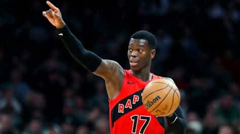 Write informative laconic excerpt under 30 words in mexican spanish for news below. Do not wrap it into quotation marks or html tags. El jugador de baloncesto Dennis Schroder volvió a unirse a los Lakers en un contrato de un año después de una destacada actuación en el torneo EuroBasket con el equipo de Alemania. Schroder firmó un contrato de dos años y $26 millones con los Raptors de Toronto en junio y se espera que se desempeñe como el base titular del equipo. Se espera que Schroder juegue un papel importante en el esquema del nuevo entrenador de los Raptors, Darko Rajakovic, que se basa más en el movimiento del balón.,Dennis Schroder regresa a los Lakers tras breve paso con los Raptors. Se proyecta como base titular en esquema de juego en Toronto.