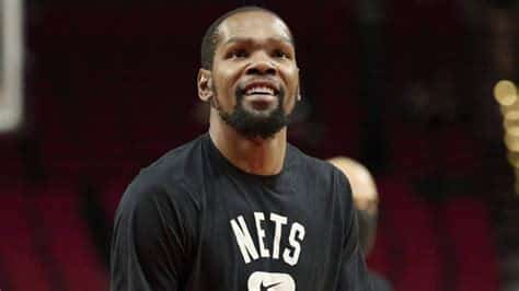 Write informative laconic excerpt under 30 words in mexican spanish for news below. Do not wrap it into quotation marks or html tags. Kevin Durant sufre constantes problemas de lesiones que afectan su rendimiento en juegos En la temporada pasada, Durant jugó solo 47 juegos debido a lesiones Durant promedió 29.1 puntos, 6.7 rebotes, 5.0 asistencias y 1.4 bloqueos en 35.6 minutos por juego,Constantes problemas de lesiones afectan el rendimiento de Kevin Durant en los juegos. Jugó solo 47 partidos la temporada pasada, con impresionantes estadísticas.