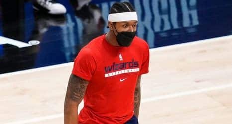 Write informative laconic excerpt under 30 words in mexican spanish for news below. Do not wrap it into quotation marks or html tags. El jugador de baloncesto Bradley Beal firmó un contrato máximo de cinco años y $251 millones de dólares con los Wizards de Washington durante la temporada baja. Beal promedió 23.2 puntos, pero sus porcentajes de tiro disminuyeron significativamente la temporada pasada. Se espera que Beal sea la opción número uno en el ataque de los Wizards, pero su durabilidad es una preocupación. Bradley Beal tuvo la mejor temporada de su carrera en la temporada 2020-21, promediando 31.3 puntos, 4.7 rebotes, 4.4 asistencias y 1.2 robos de balón por partido. A pesar de no ser seleccionado para el All-Star Game, Beal terminó segundo en la liga en anotación, solo por detrás de Stephen Curry. Sin embargo, Beal sufrió una disminución en su producción la temporada pasada, promediando solo 23.2 puntos y viendo un descenso en sus porcentajes de tiro. Con la llegada de un nuevo entrenador defensivo y nuevos jugadores en el equipo, se espera que Beal mejore su eficiencia en la próxima temporada. Bradley Beal tuvo una temporada destacada en la temporada 2019-20, promediando 30.5 puntos, 6.1 asistencias, 4.2 rebotes y 3.0 triples por partido. Beal se quedó a las puertas de ser seleccionado para el All-Star Game, pero demostró que es uno de los mejores escoltas de la liga. A pesar de la llegada de Russell Westbrook al equipo la temporada pasada, Beal mantuvo su producción ofensiva y tuvo dos partidos de 50 puntos. Con la salida de Westbrook y la llegada de nuevos compañeros de equipo, se espera que el papel de Beal aumente en la próxima temporada.,Bradley Beal firmó un contrato máximo con los Wizards. A pesar de su disminución en el rendimiento, se espera que sea la figura principal en la próxima temporada.