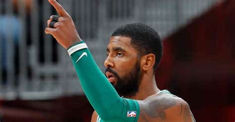 Write informative laconic excerpt under 30 words in mexican spanish for news below. Do not wrap it into quotation marks or html tags. Kyrie Irving, jugador de los Dallas Mavericks, ha sido uno de los jugadores más polarizantes en la NBA. A pesar de jugar junto a Luka Doncic, Irving ha producido a un nivel élite durante la temporada pasada. Sin embargo, la preocupación radica en su historial de lesiones y su tendencia a perderse muchos juegos.,Kyrie Irving, jugador polarizante de los Mavericks, destaca con Doncic, pero sus lesiones preocupan por ausencias frecuentes.