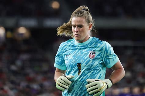 Write informative laconic excerpt under 30 words in mexican spanish for news below. Do not wrap it into quotation marks or html tags. playHayes: USWNT job helped me get my mojo back (2:26)Emma Hayes explains how the move to international management has improved her wellbeing away from the pitch. (2:26)United States goalkeeper Alyssa Naeher announced her international retirement on Monday, calling the past 15 years "the greatest honor."Naeher, 36, will take part in a pair of upcoming friendlies against England on Nov. 30, followed by a match against the Netherlands three days later, at which point she will end her 11-year career with the USWNT.Naeher will continue to play at club level for the Chicago Red Stars, for whom she has played since 2016."Having the opportunity to be a part of the USWNT for the past 15 years has been the greatest honor," said Naeher, referring to a spell that included playing for U.S. youth national teams. "When I began this journey, I never could have imagined where it would take me, and now I find myself so grateful for all the incredible teammates that I have shared the field with; teammates that have turned into lifelong friends."To all my teammates, coaches and staff, thank you all for pushing me, supporting me, and making me a better person/player every single day. A special thanks goes to my family. You have traveled all over the world and were in my corner every step of the way and I love you all."Naeher had an immensely difficult act to follow when she took over the starting spot in goal for the USWNT, replacing legendary American keeper Hope Solo. Yet the Bridgeport, Connecticut native went on to write her own chapter in USWNT lore. She was part of two World Cup winning squads in 2015 and 2019, and also earned a gold medal at the 2024 Paris Olympics.Her penalty save from Steph Houghton in the 2019 World Cup semifinal against England helped cement a 2-1 victory and was a pivotal moment on the road to the United States claiming a fourth World Cup title. She is the only goalkeeper in women&apos;s soccer history to earn a shutout in a World Cup final and an Olympic gold medal game.Naeher added: "This has been a special team to be a part of and I am beyond proud of what we have achieved both on and off the field. The memories I have made over the years will last me a lifetime. I know one chapter is ending, but I am so excited to continue to see the growth of this team going forward and what more they can accomplish."Naeher made her senior international debut on Dec. 18, 2014, in a 7-0 win over Argentina in Brazil, and she heads into the two matches in Europe with an all-time record of 88W-6L-14D and a goals against average of 0.50 for her career.Her totals in goalkeeper caps (113), starts (110), wins (88) and shutouts (68) are behind only Solo and Briana Scurry. At club level, in addition to her time with the Red Stars, she had two stints with the Boston Breakers -- the first in the now-defunct WPS -- as well as with German side Turbine Potsdam.Neaher&apos;s second spell with the Breakers saw her named NWSL Goalkeeper of the Year in 2014. Collegiately, Naeher played for Penn State University, where she was a two-time All-American.Casey Murphy and Jane Campbell are the presumptive choices to step in as the new No. 1 for Emma Hayes and the U.S., but neither is included in the squad for the upcoming friendlies, with Utah Royals keeper Mandy Haught and the uncapped Phallon Tullis-Joyce of Manchester United selected. ,El portera del United States, Alyssa Naeher, anuncia su retiro internacional después de una destacada carrera de 15 años con el USWNT.