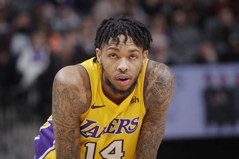 Write informative laconic excerpt under 30 words in mexican spanish for news below. Do not wrap it into quotation marks or html tags. Brandon Ingram ha mostrado un constante incremento en su promedio de puntos por partido desde que fue reclutado en la NBA. En la última temporada promedió 24.7 puntos y 5.8 asistencias por juego. Ingram ha mejorado su porcentaje de tiros libres, con un 88.2% de acierto en la última temporada. Sin embargo, sus estadísticas defensivas son bajas, con promedios de 0.6 robos y 0.5 bloqueos por partido a lo largo de su carrera. A pesar de sus lesiones y el regreso de Zion Williamson, Ingram sigue siendo un jugador atractivo para los jugadores de fantasía. Sin embargo, se espera que su valor de fantasía disminuya si Williamson juega una temporada completa y si el equipo de los Pelicans está completamente saludable.,Brandon Ingram destaca en puntos y asistencias, con mejora en tiros libres pero estadísticas defensivas bajas. Su valor en fantasía puede disminuir debido a lesiones y competencia.