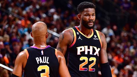 Write informative laconic excerpt under 30 words in mexican spanish for news below. Do not wrap it into quotation marks or html tags. Deandre Ayton, jugador de los Suns de la NBA, promedió 18.0 puntos y 10.0 rebotes durante la temporada 2022-23. Ayton estableció nuevos récords personales en tiros libres, con un promedio de 3.0 intentos y 2.3 aciertos por partido. A pesar de su bajo rendimiento defensivo, Ayton ayudó a llevar a los Suns a su tercer temporada consecutiva como uno de los mejores cuatro equipos de la Conferencia Oeste.,Deandre Ayton destaca en Suns con promedio de 18.0 puntos y 10.0 rebotes, establece récords personales en tiros libres. Ajuda a Suns en playoffs.