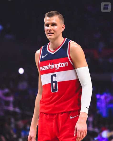 Write informative laconic excerpt under 30 words in mexican spanish for news below. Do not wrap it into quotation marks or html tags. El jugador de baloncesto Kristaps Porzingis fue transferido al equipo de los Boston Celtics en un intercambio entre tres equipos en junio de este año. En los Celtics, Porzingis se unirá a los jugadores Jayson Tatum y Jaylen Brown, convirtiéndose en la tercera opción ofensiva del equipo. Porzingis ha sido reconocido por su habilidad en el poste bajo y su capacidad para anotar triples y bloquear tiros, pero su historial de lesiones genera preocupación sobre su disponibilidad en la cancha.,Kristaps Porzingis se une a los Boston Celtics en intercambio de tres equipos, sumándose a Tatum y Brown como tercera opción ofensiva. Historial de lesiones previo.