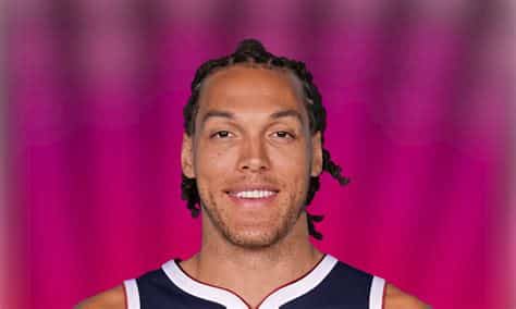 Write informative laconic excerpt under 30 words in mexican spanish for news below. Do not wrap it into quotation marks or html tags. - Aaron Gordon, jugador de los Denver Nuggets, tuvo una exitosa temporada pasada, promediando 16.3 puntos, 6.6 rebotes y 3.0 asistencias por partido. - A pesar de su baja efectividad en tiros libres, Gordon demostró ser una opción intrigante para el fantasy basketball, siendo una selección de quinta ronda si se excluyen los tiros libres. - Sin embargo, con la vuelta de Michael Porter Jr. y la adición de nuevos jugadores en el roster de los Nuggets, es probable que el rol de Gordon y su producción se vean afectados esta temporada.,Aaron Gordon brilló la temporada pasada con Denver, pero su rol podría disminuir con la llegada de nuevos jugadores y la recuperación de Porter Jr.