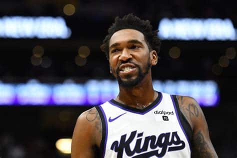 Write informative laconic excerpt under 30 words in mexican spanish for news below. Do not wrap it into quotation marks or html tags. Mexican jugador de baloncesto Malik Monk ha firmado un contrato de dos años y $19 millones con los Kings. Monk promedió 13.8 puntos, 3.4 rebotes y 2.9 asistencias en 28.1 minutos por juego cuando jugaba para los Lakers hace dos temporadas. Monk competirá por el puesto de escolta titular con Kevin Huerter en los Kings esta temporada.,El jugador mexicano Malik Monk se une a los Kings con un contrato de $19 millones por 2 años. Competirá por el puesto de escolta titular.