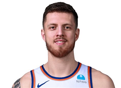 Write informative laconic excerpt under 30 words in mexican spanish for news below. Do not wrap it into quotation marks or html tags. Isaiah Hartenstein, jugador de baloncesto de los New York Knicks, ha mostrado números destacados a lo largo de su carrera. En la temporada pasada, promedió 5.0 puntos, 6.5 rebotes, 1.2 asistencias, 0.6 robos y 0.8 bloqueos en casi 20 minutos por partido. A pesar de su talento, Hartenstein ha tenido dificultades para destacar debido a la presencia de Julius Randle, Mitchell Robinson, Jericho Sims y Isaiah Roby en su posición.,Isaiah Hartenstein, jugador de los New York Knicks, enfrenta competencia en su posición a pesar de sus sólidas estadísticas de la temporada pasada.