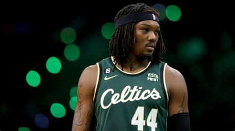 Write informative laconic excerpt under 30 words in mexican spanish for news below. Do not wrap it into quotation marks or html tags. Robert "Time Lord" Williams fue incluido en un intercambio entre los Celtics de Boston y los Trail Blazers de Portland. Williams formará parte de una rotación de centros en Portland junto con Deandre Ayton. Williams ha tenido problemas de lesiones a lo largo de su carrera, pero es conocido por su habilidad defensiva y reboteo.,Robert "Time Lord" Williams se une a los Trail Blazers de Portland en intercambio con los Celtics, reforzando la rotación de centros con Deandre Ayton. Ha destacado por su defensa y reboteo.