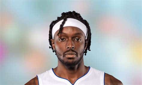 Write informative laconic excerpt under 30 words in mexican spanish for news below. Do not wrap it into quotation marks or html tags. - Jerami Grant ha sido contratado con una extensión de contrato por los Portland Trail Blazers después de una exitosa temporada en los Detroit Pistons. Source: Unknown (Sin fuente). - Grant promedió 20.5 puntos, 4.5 rebotes, 0.8 robos, 0.8 tapones y 2.3 triples por juego en su última temporada con los Pistons. Source: Unknown (Sin fuente). - Con la salida de Damian Lillard, se espera que Grant asuma un papel ofensivo más importante en los Trail Blazers. Source: Unknown (Sin fuente). Jerami Grant firma extensión de contrato con los Portland Trail Blazers después de una sólida temporada con los Detroit Pistons Grant promedió 20.5 puntos, 4.5 rebotes y 2.3 triples por juego en su última temporada con los Pistons Se espera que Grant asuma un papel ofensivo más importante en los Trail Blazers tras la salida de Damian Lillard,Jerami Grant firma extensión con Blazers tras destacada temporada en Pistons. Se espera asuman papel clave tras salida de Lillard.