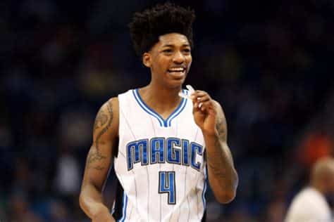 Write informative laconic excerpt under 30 words in mexican spanish for news below. Do not wrap it into quotation marks or html tags. Elfrid Payton regresa a Phoenix Suns por segunda vez después de haber jugado con el equipo en la temporada 2017-2018. Esta vez, jugará como tercer base detrás de Chris Paul y Cameron Payne, con el rol de proveer liderazgo y habilidad de creación de juego. En su última temporada con los New York Knicks, Payton promedió 10.1 puntos, 3.2 asistencias y 43.2% de efectividad en tiros de campo. Sin embargo, su producción fantástica será limitada debido a su papel secundario en el equipo. Payton ha demostrado habilidad para llegar al aro y encajará en el estilo de juego de los Suns. Sin embargo, sus números estarán limitados debido a su rol reducido, por lo que solo sería recomendable seleccionarlo en rondas tardías del draft en caso de lesiones de Paul o Payne.,El base Elfrid Payton regresa a Phoenix Suns con rol secundario tras temporada con Knicks; limitado en producción pero encaja en estilo de juego.