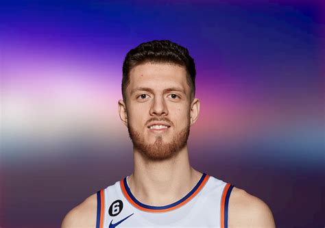 Write informative laconic excerpt under 30 words in mexican spanish for news below. Do not wrap it into quotation marks or html tags. Isaiah Hartenstein, jugador de baloncesto, ha firmado un contrato con los New York Knicks para la próxima temporada. Hartenstein promedió 5.0 puntos y 6.5 rebotes por juego la temporada pasada mientras jugaba para los Cleveland Cavaliers. A pesar de tener estadísticas sólidas, Hartenstein se espera que sea el suplente de Mitchell Robinson en los Knicks y tenga un rol limitado.,Isaiah Hartenstein firma con Knicks: promedio de 5.0 puntos y 6.5 rebotes con los Cavaliers; será suplente de Mitchell Robinson en Nueva York.