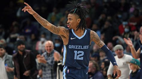 Write informative laconic excerpt under 30 words in mexican spanish for news below. Do not wrap it into quotation marks or html tags. El jugador de baloncesto Ja Morant, de los Memphis Grizzlies, fue suspendido por 25 partidos después de mostrar un arma en vivo en Instagram. La suspensión comenzará al inicio de la temporada 2023-24. Los Grizzlies adquirieron a Marcus Smart en un intercambio de tres equipos luego de la suspensión de Morant. Se espera que Smart asuma el liderazgo en la posición de base mientras Morant esté fuera. Morant tuvo una destacada temporada pasada, promediando 27.4 puntos y mejorando en eficiencia. Se espera que retome su nivel estelar cuando regrese a la cancha.,Ja Morant de Memphis Grizzlies suspendido por mostrar un arma en Instagram. Marcus Smart adquirido en el intercambio tras la suspensión. Se espera su regreso estelar.