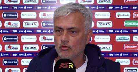 Write informative laconic excerpt under 30 words in mexican spanish for news below. Do not wrap it into quotation marks or html tags. playWatch epic Jose Mourinho rant after Fenerbahçe win (2:48)Jose Mourinho, in one of his &apos;greatest ever&apos; rants, didn&apos;t hold back on what he thought of Turkish football and referee Atilla Karaoglan after his side scored a 102nd-minute winner over Trabzonspor. (2:48)Nov 4, 2024, 03:52 AM ETJose Mourinho did not hold back in a ferocious rant following Fenerbahce&apos;s 3-2 Super Lig win against Trabzonspor on Sunday, accusing the VAR of drinking tea instead of officiating and saying he would not have joined the club had he known "the full truth" about refereeing in Turkey.Trabzonspor were awarded two penalties in the second half following VAR interventions, and with the score tied at 2-2 late in the game Mourinho was incensed when a challenge on Bright Osayi-Samuel went unpunished.The Portuguese coach suggested the VAR, Atilla Karaoglan, had missed the incident as he was drinking tea.Despite having late penalty claims waved away, the visitors got the win when Sofyan Amrabat scored deep into stoppage time, prompting the former Chelsea, Real Madrid and Manchester United manager to race onto the pitch to celebrate with a knee slide."I blame the Fenerbahce people that brought me here," Mourinho told beIN Sports Turkiye in a lengthy rant. "They told me only half of the truth."They didn&apos;t tell me the whole truth because if they told me the whole truth, I wouldn&apos;t come. But, with half of the truth and my boys, we fight opponents and the system."Mourinho added that Karaoglan should never be involved in officiating another Fenerbahce game."The referee was just a little boy that was there on the pitch, but the referee was Atilla Karaoglan, so man of the match," he said."He goes from the invisible man to the most important man in the match.Jose Mourinho was angered by some of the referee&apos;s decisions during Fenerbahce&apos;s win on Sunday. Hakan Burak Altunoz/Anadolu via Getty Images"Isn&apos;t a red card on Bright, Karaoglan was what, drinking tea at that time, didn&apos;t see that red card for that player?" he added."He was alert to give the two penalty decisions [to Trabzonspor] when the referee didn&apos;t give, then was having Turkish tea when it was a clear penalty for us and did not give it."I think I am speaking on behalf of every Fenerbahce fan, we don&apos;t want him again."Information from Reuters contributed to this report. ,José Mourinho lanza un feroz ataque tras la victoria de Fenerbahçe, criticando a la VAR y al árbitro turco. Acusa al VAR de tomar té en vez de arbitrar.