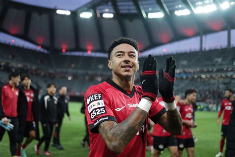 Write informative laconic excerpt under 30 words in mexican spanish for news below. Do not wrap it into quotation marks or html tags. Nov 4, 2024, 12:45 AM ETSEOUL, South Korea -- WHEN JESSE LINGARD joined FC Seoul back in February, he became arguably the highest-profile signing to ever move to South Korean football.The K League 1 has had its fair share of successful imports but none have arrived with such credentials -- a Manchester United stalwart with over 230 appearances with the Premier League giants, and an England international who played a starring role in their run to a fourth-place finish at the 2018 FIFA World Cup.On a personal note, however, it simply marked a return to football after a eight-month hiatus -- with Lingard conspicuously absent from the game after being released by Nottingham Forest in the summer of 2023.Immediately after the new chapter of his career was confirmed, the 31-year-old confirmed that being without a club for a prolonged period of time had not been easy.Given all the hype surrounding his arrival, there was always going to be a high level of expectation -- and scrutiny -- surrounding Lingard&apos;s start to life with Seoul.While he revealed that he had been training hard on his own even when he was unattached, perhaps it was always unrealistic to expect him to hit the ground running, especially with the added challenge of having to adapt to his new surroundings and a different footballing culture.His home debut drew a crowd of 51,670 -- which set a new K League attendance record -- yet, just over a month into life in the South Korean capital, Lingard was receiving criticism from none other than his own coach Kim Gi-Dong.On March 16, already having had to settle for a place on the bench, Lingard came on for just over half an hour in what proved to be a 2-0 win over Jeju United only to be singled out for "a lack of effort and physicality".Jesse Lingard initially had to endure a trying start to life in South Korea -- as he was dropped from the starting XI just a month into his time with FC Seoul. MB Media/Getty ImagesAccording to The Korea Times, Kim even considered dealing his new charge the ignominy of being substituted as a substitute -- stating: "A player who doesn&apos;t play (for the) full 90 minutes and doesn&apos;t fight is not a football player."It&apos;s not about playing football based on one&apos;s reputation. If that&apos;s the case, it&apos;s better to bring in a retired player."If he does not show improvement through his actions, it&apos;s unacceptable. We will continue to work on changing his behaviour and habits so he can integrate into the team more quickly."Already, at such an early stage, if the dream move -- for both Seoul and the K League -- of landing Lingard was to not turn into a nightmare for all involved, something indeed had to change.SUWON SPORTS COMPLEX, Oct. 26.With Seoul taking on Suwon FC in an away tie, how things have changed in a span of six months.Seoul, six-time champions of K League 1, will not be ending a title drought that now extends back to 2016. They do, however, have a real chance of qualifying for continental football, which has also eluded them for three years now.In the absence of regular skipper Ki Sung-Yueng, a fellow ex-Premier League stalwart with Swansea and Newcastle who is on his way back from injury, Lingard has once again been handed the captain&apos;s armband.He exudes an air of calm in the warmup, pulling off some freestyle moves and resembling a man who longer has any unnecessary weight on his shoulders.He would go on to assist the only goal of the game with a pinpoint corner headed home at the near post by Lucas Silva.And, as Seoul gather outside the dressing room -- awaiting to conduct a handful of postgame interviews before boarding the team bus -- Lingard and Kim share a prolonged exchange.All with the help of the interpreter, of course. But there are laughs and jokes. A joking slap by Kim on the back of Lingard. A playful nudge of the shoulder by the ex-England international in return.From the moments before to those after the 90 minutes that kept Seoul&apos;s campaign on track, a smile regularly appeared on Lingard&apos;s face.After a difficult start to life in the K League, Jesse Lingard has turned things around and has recently been captaining FC Seoul in the absence of Ki Sung-Yueng. K LEAGUE"It&apos;s an amazing feeling -- for the coach to give me the faith and confidence to lead the team," Lingard told ESPN. "Obviously, I&apos;ve got experience and that&apos;s what I give back to the boys."For many of them, it&apos;s the first time competing in (such a high-stakes situation). We know there&apos;s a lot of pressure and it can get to a lot of people. It&apos;s good that I can lead the boys."Regardless of me being captain, there are a lot of leaders on the pitch. (But) leading the team out and getting an important victory, it&apos;s really good."SEOUL WORLD CUP Stadium, Nov.2.Following last weekend&apos;s narrow win over Suwon, Seoul have climbed into fourth on the table ahead of Pohang Steelers -- their opponents for the day.What is at stake is straightforward enough.Victory would see Seoul establish a four-point gap between them and the visitors with just two more rounds to play. Defeat would see them fall below Pohang once more.Ulsan HD have been crowned champions and Gangwon FC have secured a top-three finish and place in next season&apos;s AFC Champions League Elite, but third-placed Gimcheon Sangmu -- as a military-affiliated team -- are not eligible for continental competition.It means that fourth place will be enough for AFC Champions League Two football at the very least. Should Ulsan defeat Pohang in the upcoming Korean Cup final, it would even be enough for the ACL Elite.Coming up against the side directly competing with them, there was plenty on the line for Seoul.And in a sign of his growing influence, Lingard -- leading the team once again -- was almost certainly left as the final name to be announced prior to kickoff.There were cheers for each of the ten names before his, but it was almost as though the volume from the majority of the 29,733 in attendance was raised just that much more when "Jesse ... LINGARD" rang around the stadium.Once again, Lingard was causing all sorts of problems from set-piece duty. Seoul looked dangerous from corners twice inside the opening five minutes.The hosts would eventually break the deadlock in the 33rd minute but, just four minutes later, Pohang equalised with their first meaningful foray forward.It proved to be one of those days for Seoul as they spurned a host of gilt-edged opportunities to add to their tally and ultimately had to settle for a share of the spoils. It could have been worse.On two occasions, as they committed plenty of bodies forward, Pohang looked set to hit on the counterattack only to be halted by the determined figure of Lingard chasing back -- once from a corner he had taken.Considering it was not that long ago that his on-field commitment was questioned by his own coach, it was a sure sign of how much it mattered to Lingard -- who is no stranger to, whether justly or not, a perhaps unfairly negative perception regarding his character.He was often made one of the scapegoats while being part of Manchester United&apos;s gradual decline, simply because he enjoyed a song and dance with his closest friends in the dressing room.Having drawn a K League record crowd of 51,670 on his home debut, Jesse Lingard has fast become a fan favourite with the FC Seoul faithful. MB Media/Getty ImagesStill, there is a fire in his belly -- from the endeavour he displayed on the field to the disappointment on his face following the result.As affable as he was the week before, Lingard politely declined to speak after the draw with Pohang as he solemnly made his way out of the stadium.It may look like fun and games at times with Lingard, but it does matter.LINGARD IS STILL a fortnight away from completing his first season at Seoul yet it would be not overly dramatic to say he has come full circle.Having been dropped just a month into his time in South Korea, he is now playing an influential role in his team&apos;s quest to return to the summit of K League 1. Or at least, for now, being back among the elite.More importantly, while he will always be a popular figure in the dressing room, he now has the trust of his coach -- with Kim, according to Independent, recently labelling him "a true Korean" for the way he stuck at it and earned the respect from those around him with the minimal of fuss. "An indispensable player" in fact.In return, Lingard lauded Kim&apos;s communication skills as one of the Seoul tactician&apos;s greatest strengths, calling him "a leader who allows players to enjoy football".Whether fairly or not, Lingard has had a rougher ride than others throughout his career.The beginning of his Seoul career saw that trend continue. Still, where he currently stands at the moment illustrates how things can turn around.Just as he previously did for Manchester United and England, Lingard is leading the way for a famous team gunning for glory.With a smile back on his face, and a fire in his belly. ,Jesse Lingard, ex estrella del Manchester United y de Inglaterra, se convierte en una figura importante del FC Seoul en la liga de Corea del Sur.