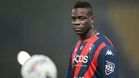 Write informative laconic excerpt under 30 words in mexican spanish for news below. Do not wrap it into quotation marks or html tags. Nov 4, 2024, 06:40 PM ETMario Balotelli made his first Serie A appearance in four years when he came on as a late substitute in Genoa&apos;s 1-0 win over Parma on Monday and earned a yellow card within five minutes.Balotelli came on in the 86th minute and was booked in injury time for a foul.The former Italy international signed with relegation-threatened Genoa last week, having last played in Italy&apos;s top division with hometown club Brescia in 2019-20.Parma&apos;s winless streak reached nine games with the loss, even though the host had the best of the first half with Valentin Mihaila and Anas Haj Mohamed coming close to opening the scoring.But Genoa took control after the break as Morten Thorsby had a goal disallowed after 49 minutes and Andrea Pinamonti hit the post shortly after. Pinamonti scored the winner with 11 minutes remaining when he slotted home the rebound from Jeff Ekhator&apos;s low shot.It was Genoa&apos;s first win since beating Monza on Aug. 24 and moves it off the bottom of the standings and into 17th place. Parma is 15th. ,El delantero Mario Balotelli regresa a la Serie A jugando para Genoa, consiguiendo su primera tarjeta amarilla en cuatro años durante la victoria 1-0 sobre Parma.