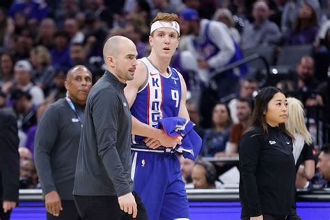 Write informative laconic excerpt under 30 words in mexican spanish for news below. Do not wrap it into quotation marks or html tags. Kevin Huerter, jugador de baloncesto, fue transferido de los Atlanta Hawks a los Sacramento Kings la temporada pasada. En su primer año con los Kings, Huerter promedió 15.2 puntos, 3.3 rebotes, 2.9 asistencias, 1.1 robos y 2.7 triples por partido. Los Kings no realizaron muchos movimientos en la temporada baja, lo que indica que Huerter tendrá un papel importante en el equipo y podría aumentar su producción estadística.,Kevin Huerter se trasladó de los Atlanta Hawks a los Sacramento Kings la temporada pasada. En su primer año logró sólidas estadísticas, pronosticando un papel relevante para él en el equipo.