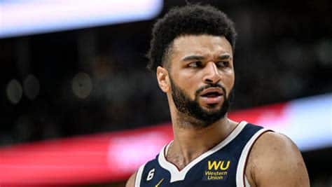 Write informative laconic excerpt under 30 words in mexican spanish for news below. Do not wrap it into quotation marks or html tags. Jamal Murray regresó a las canchas después de una lesión en la rodilla y tuvo un gran desempeño la temporada pasada. Murray promedió 20.0 puntos, 6.2 asistencias y 4.8 rebotes en 65 juegos la temporada pasada. A pesar de su lesión, Murray se ha establecido como uno de los principales jugadores de los Nuggets y tiene un alto valor en las ligas de fantasía.,Regresó Jamal Murray con éxito tras lesión, destacando en los Nuggets con 20.0 puntos de promedio. Alta valuación en fantasía a pesar de pausa.