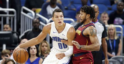 Write informative laconic excerpt under 30 words in mexican spanish for news below. Do not wrap it into quotation marks or html tags. Aaron Gordon tuvo una temporada exitosa con los Denver Nuggets. Promedió 16.3 puntos, 6.6 rebotes, 3.0 asistencias, y mostró eficiencia en su juego. Aunque su porcentaje de tiros libres fue bajo, sus números en general lo convierten en una opción interesante para el fantasy basketball.,Aaron Gordon brilló con Denver Nuggets: promedió 16.3 puntos, 6.6 rebotes y 3.0 asistencias. A pesar de su tiro libre, es atractiva opción en fantasy basketball.