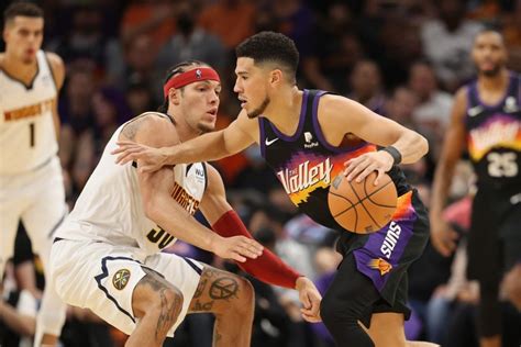 Write informative laconic excerpt under 30 words in mexican spanish for news below. Do not wrap it into quotation marks or html tags. Aaron Gordon tuvo una exitosa temporada con los Nuggets, promediando 16.3 puntos, 6.6 rebotes y 3.0 asistencias por partido. También mostró mejoría en su porcentaje de tiros de campo, con un 56.4% de efectividad. Aunque su porcentaje de tiros libres fue bajo, Gordon demostró ser una opción sólida en fantasy basketball, especialmente si se ignora ese aspecto. Fue seleccionado en la undécima ronda de la temporada pasada, pero podría ser una opción de quinta ronda si se omite el porcentaje de tiros libres. Su papel en la ofensiva de los Nuggets puede verse afectado con la incorporación de Michael Porter Jr. y el regreso de Jamal Murray de una lesión. Sin embargo, sigue siendo un jugador impactante y una opción valiosa en ligas más profundas. Fuente: RotoWire y NBA.com,Aaron Gordon destaca con Denver promediando 16.3 puntos, 6.6 rebotes y 3.0 asistencias, con un 56.4% en tiros de campo. Su rol podría cambiar con nuevos jugadores.